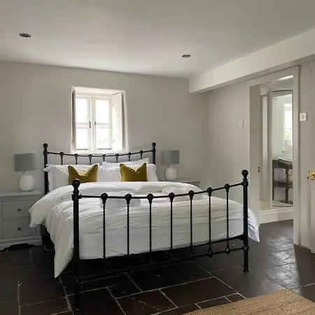 Romantic Countryside Retreat At Legan Castle With Hot Tub Lejlighed