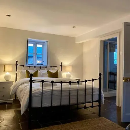Romantic Countryside Retreat At Legan Castle With Hot Tub *